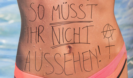 Sexistische und sexualisierte Reklame mit Photoshop-Schönheiten ... Sexistische und sexualisierte Reklame mit Photoshop-Schönheiten ...
