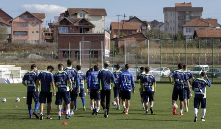 »Hier wird viel improvisiert« – Kosovo-Elf beim Training am Mont... »Hier wird viel improvisiert« – Kosovo-Elf beim Training am Mont...