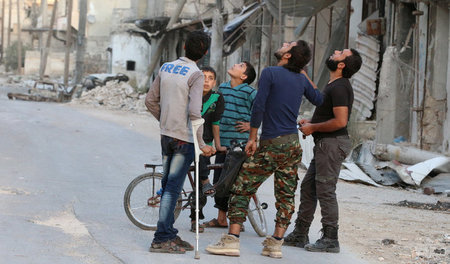 Die Einwohner von Aleppo sind den Luftangriffen schutzlos ausges... Die Einwohner von Aleppo sind den Luftangriffen schutzlos ausges...