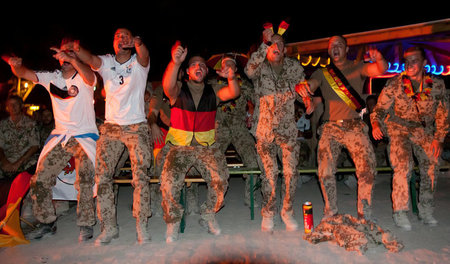 Tor! Deutsche Soldaten feiern in Kunduz (Afghanistan) die deutsc... Tor! Deutsche Soldaten feiern in Kunduz (Afghanistan) die deutsc...