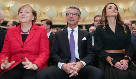 Eingerahmt: BDI-Präsident Ulrich Grillo mit Kanzlerin Angela Mer... Eingerahmt: BDI-Präsident Ulrich Grillo mit Kanzlerin Angela Mer...