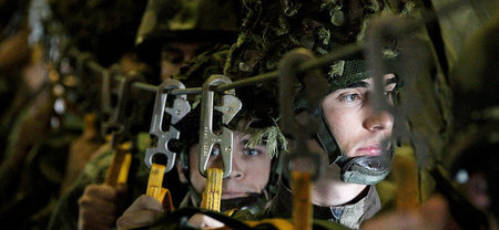 Soldaten des Fallschirmjägerregiments 26 üben am 20. September ü... Soldaten des Fallschirmjägerregiments 26 üben am 20. September ü...