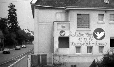 »Raketen raus!« – egal von wem. Die Friedensbewegung setzte mehr... »Raketen raus!« – egal von wem. Die Friedensbewegung setzte mehr...