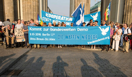 Teilnehmer einer Demonstration der Berliner Friedenskoordination... Teilnehmer einer Demonstration der Berliner Friedenskoordination...
