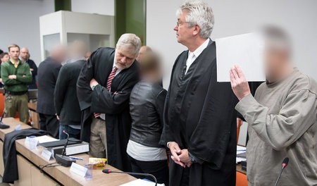 OSS-Angeklagte mit ihren Anwälten beim Prozessauftakt im April v... OSS-Angeklagte mit ihren Anwälten beim Prozessauftakt im April v...