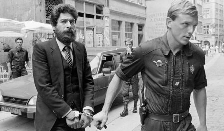 Georges Ibrahim Abdallah wird im Juli 1986 vor das Tribunal in L...