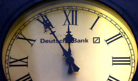 Angezählt. Bei der Deutschen Bank stehen die Zeiger auf fünf vor...
