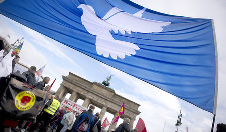 Die Waffen nieder! Demonstration vom Alexanderplatz zum Brandenb...