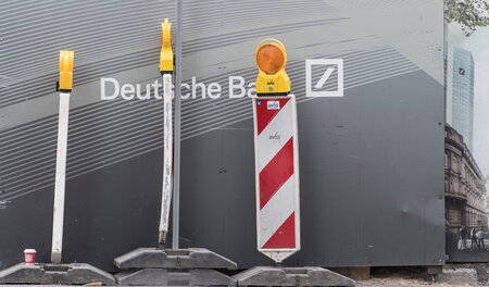 Baustelle oder Abrissobjekt? Absperrung nahe der Firmenzentrale ...