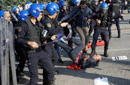 Türkische Polizisten prügeln am Montag in Ankara auf Demonstrant...