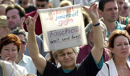 Irmela Mensah-Schramm (Mitte) im September 2002 auf einer Anti-N...