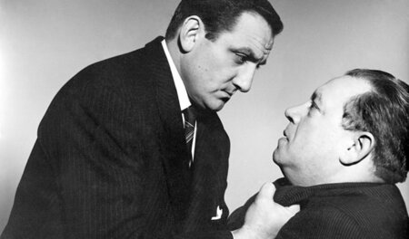 Carlo (Lino Ventura, l.) beschuldigt Lucien (Paul Frankeur, r.),...