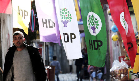 Fahnen der Linkspartei HDP während des Wahlkampfs im Oktober 201...