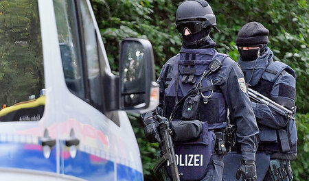 Schwer bewaffnete Polizisten nach der gescheiterten Festnahme in...