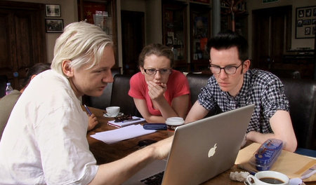 Julian Assange und Mitstreiter 2010