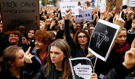 Kraftvoller Protest: Frauendemo gegen die geplanten Gesetzesvers... Kraftvoller Protest: Frauendemo gegen die geplanten Gesetzesvers...