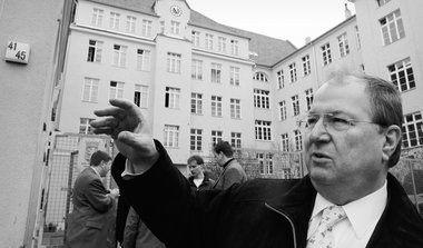 Heinz Buschkowsky vor der Rütli-Oberschule (30.3.2006)