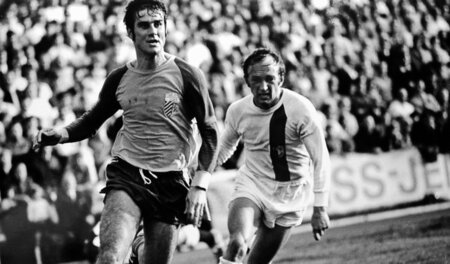 Ein athletischer Techniker: hier läuft Ducke 1969 dem 1.FC Magde... Ein athletischer Techniker: hier läuft Ducke 1969 dem 1.FC Magde...