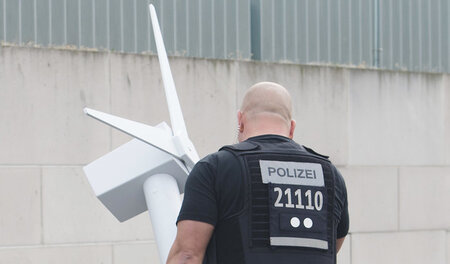Polizist beim Wegräumen eines Protest-Zubehörteils: Umweltverbän... Polizist beim Wegräumen eines Protest-Zubehörteils: Umweltverbän...