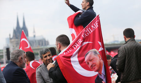 Massenanhang in der BRD: Unterstützer des türkischen Staatspräsi...