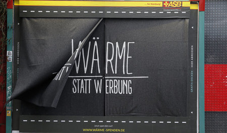 Die Decken der Plakataktion »Wärme statt Werbung«, fotografiert ...