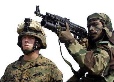 Gruppenbild mit Kalaschnikow: Indischer (r.) und US-amerikanisch... Gruppenbild mit Kalaschnikow: Indischer (r.) und US-amerikanisch...