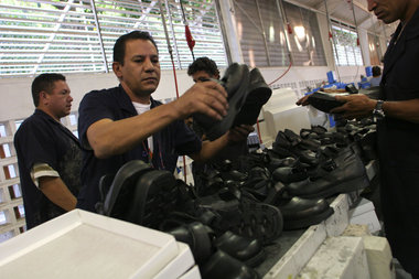 Arbeiter der Schuhkooperative "Fabricio Ojeda"