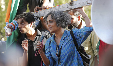Spricht von Verheerungen durch »Lifestyle Wars«: Arundhati Roy m...