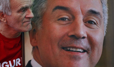 Ein Anhänger von Milo Djukanovic mit dem Konterfei seines Idols ...