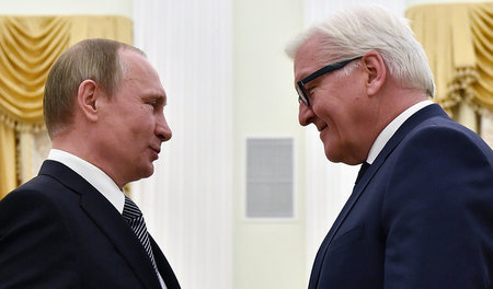 Russlands Präsident Putin (l.) und Bundesaußenminister Frank-Wal...