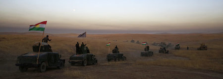 Auf dem Weg Richtung Mossul: Ein Konvoi kurdischer Peschmerga am...