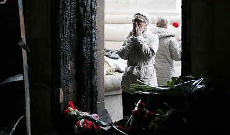 Trauer und Entsetzen am 4. Mai 2014 vor dem ausgebrannten Gewerk...