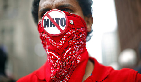 Kein Freund des Militärbündnisses. Anti-NATO-Demonstrant im Mai ...