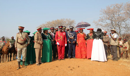 Stammesoberhaupt Chief Vekuii Rukoro (Mitte) und andere Stammesä...