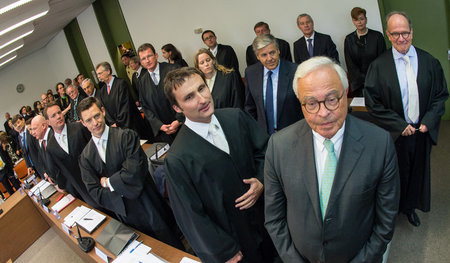 Die früheren Chefs der Deutschen Bank Rolf E.Breuer (vorn) und J...