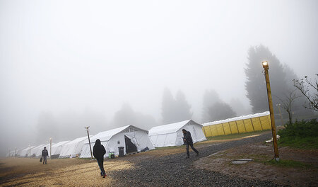 Geflüchtete auf dem Gelände der Registrierungsstelle Schwarzenbo...