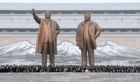 Die großen Führer überragen alles und jeden. Die Statuen von Kim...