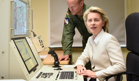 Auch mal drücken: Verteidigungsministerin Ursula von der Leyen (...