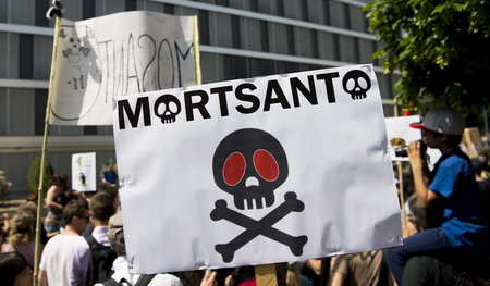 Proteste gegen den Agrarriesen Monsanto vor der Konzernzentrale ...
