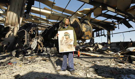 Symbol des Widerstands: Ein Libyer mit einem Ghaddafi-Portrait s...