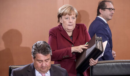 Unbeholfene Miene zum bösen Spiel. Das Regierungskabinett am Mit...