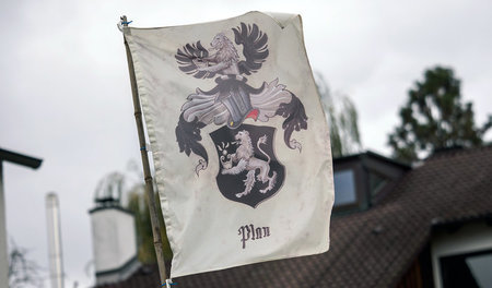 Flagge des »Reichsbürgers« in Georgensgmünd, der einen Poliziste...