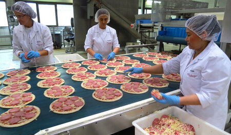 Eine Million Pizzen laufen in dieser Fabrik pro Tag vom Band: »D...