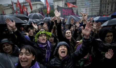 Trotz strömenden Regens demonstrierten in Buenos Aires mehr als ...