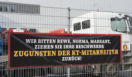 Norma hat geliefert: Plakat am Zentrallager von Kaiser's Tengelm...