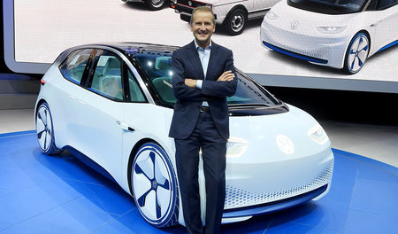 VW-Markenvorstand Herbert Diess präsentiert beim Autosalin Paris...