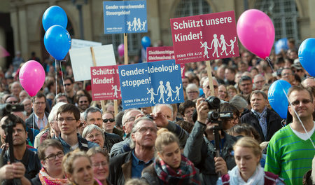 Gegner des »grün-roten« Bildungsplans am 11.Oktober 2015 mit Sch... Gegner des »grün-roten« Bildungsplans am 11.Oktober 2015 mit Sch...