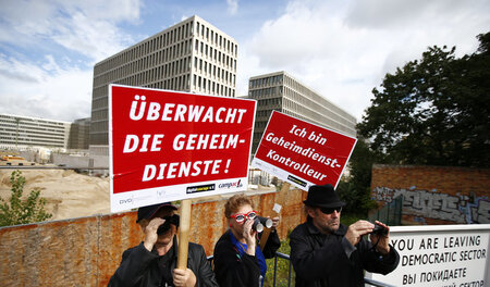 Aktivisten demonstrieren gegen die Überwachungspraxis des BND (S... Aktivisten demonstrieren gegen die Überwachungspraxis des BND (S...