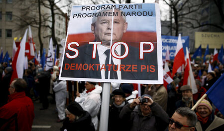 »Stoppt die Demokratur«: Viele Polen nehmen der nationalkonserva... »Stoppt die Demokratur«: Viele Polen nehmen der nationalkonserva...