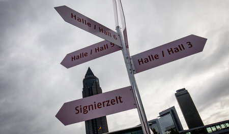 Wohin soll’s gehen? Nicht wenige Besucher der Frankfurter Buchme... Wohin soll’s gehen? Nicht wenige Besucher der Frankfurter Buchme...
